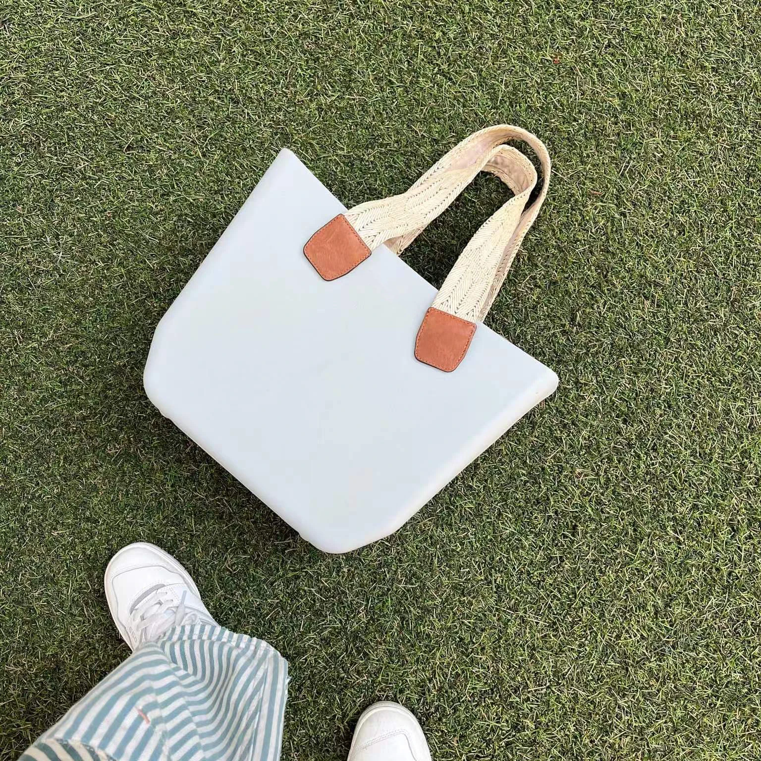 H6cbd0d0fc79b4dd29da6063add1f6914v.webp Chinese Factory's Fashion Portable EVA Beach Handbags Women's Custom Color Small Tote Bags Waterproof and Hot Selling - Image 1